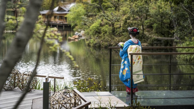 Book Four Seasons Hotels and Resorts: The Ultimate Luxury Travel Guide, Benefits, and How to Book in 2025